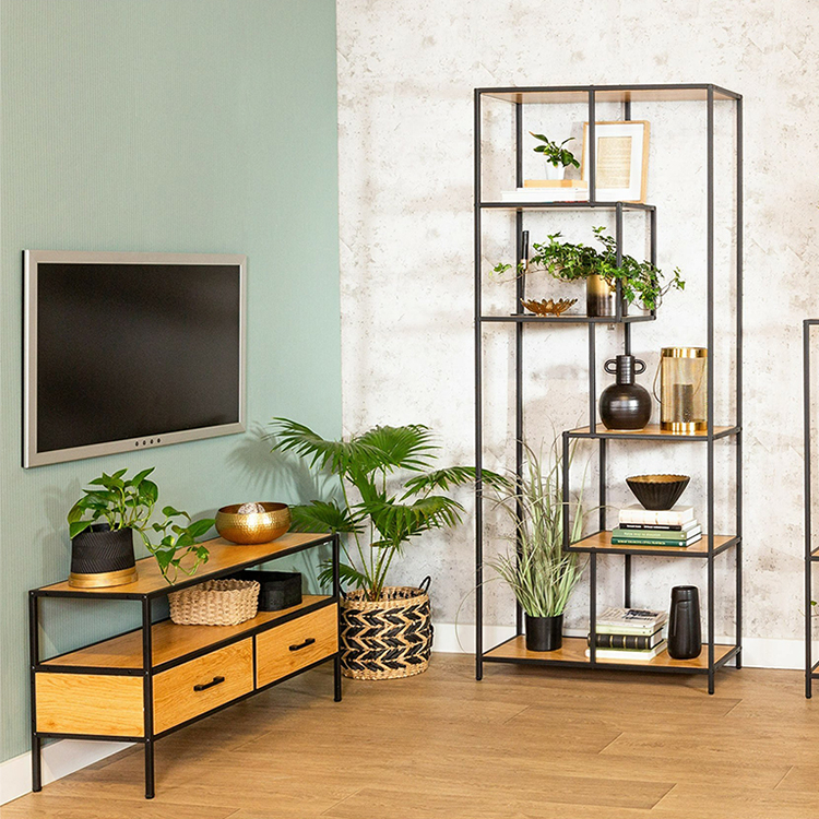 Ako zavesiť televízor na stenu: tipy na inštaláciu a umiestnenie zariadenia