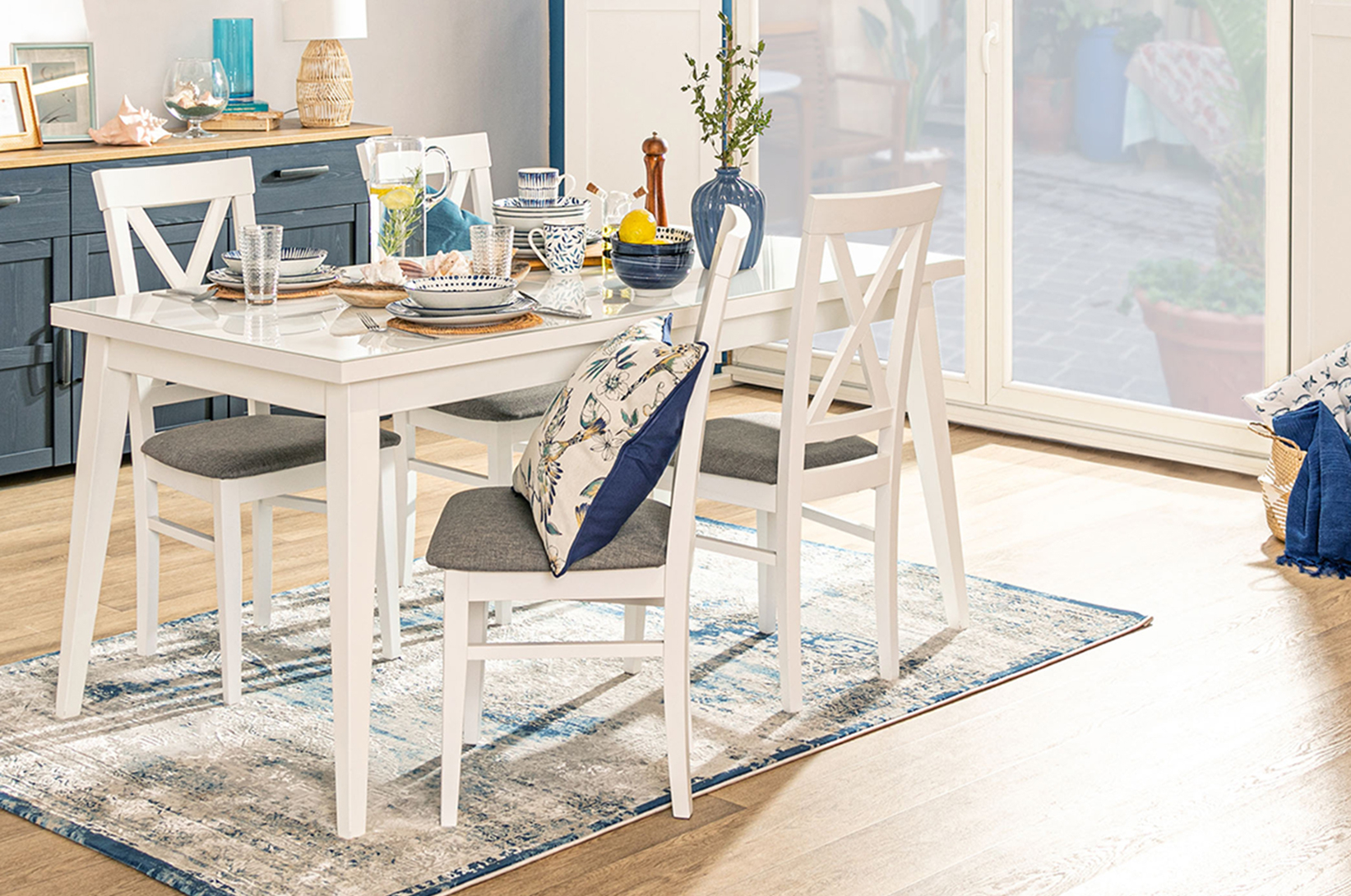 Francúzske okná – aký nábytok do nich vybrať?