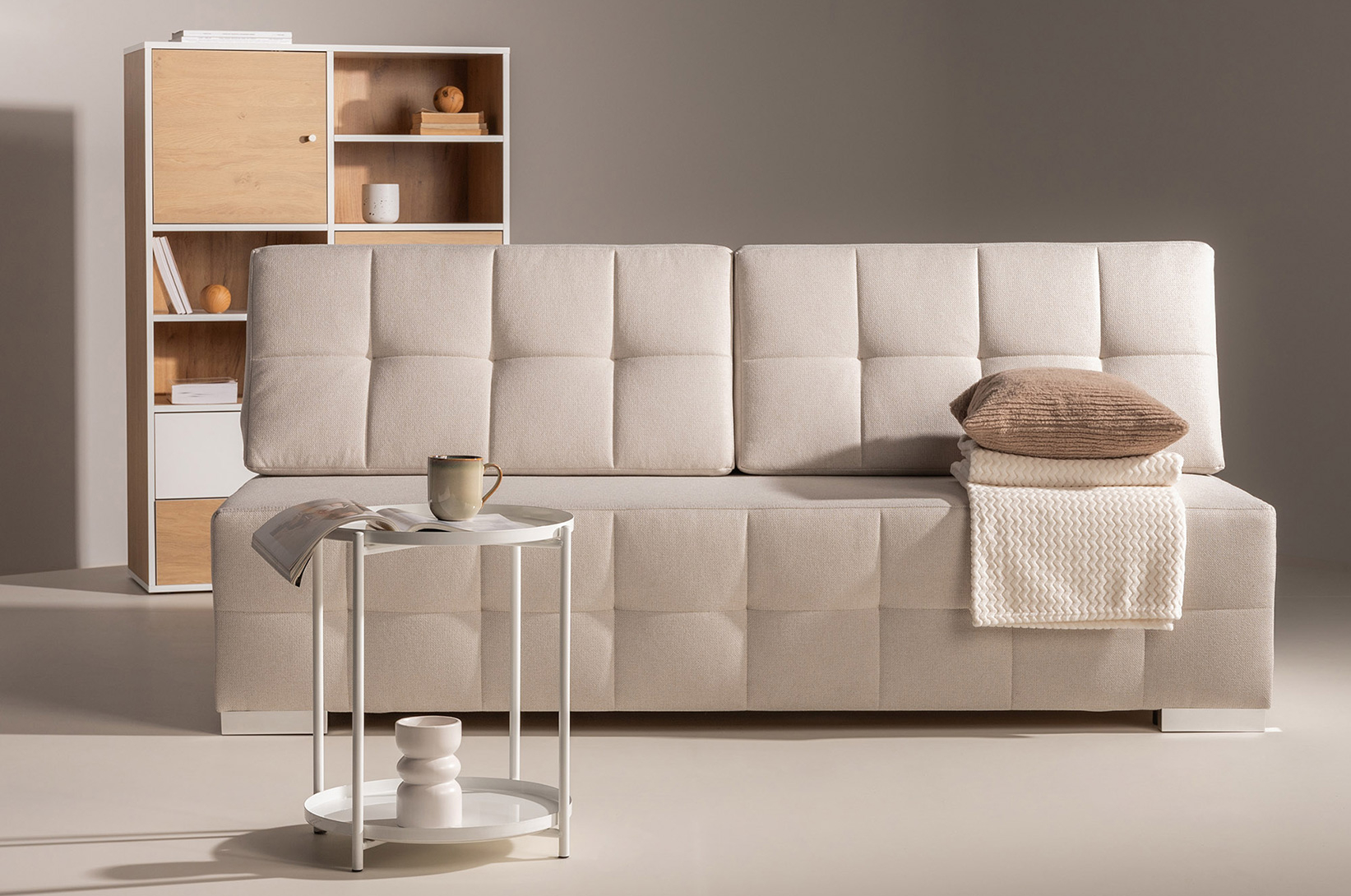 Pokoj a harmónia vo Vašej obývacej izbe: béžová pohovka v aranžmánoch inšpirovaných zenovou filozofiou