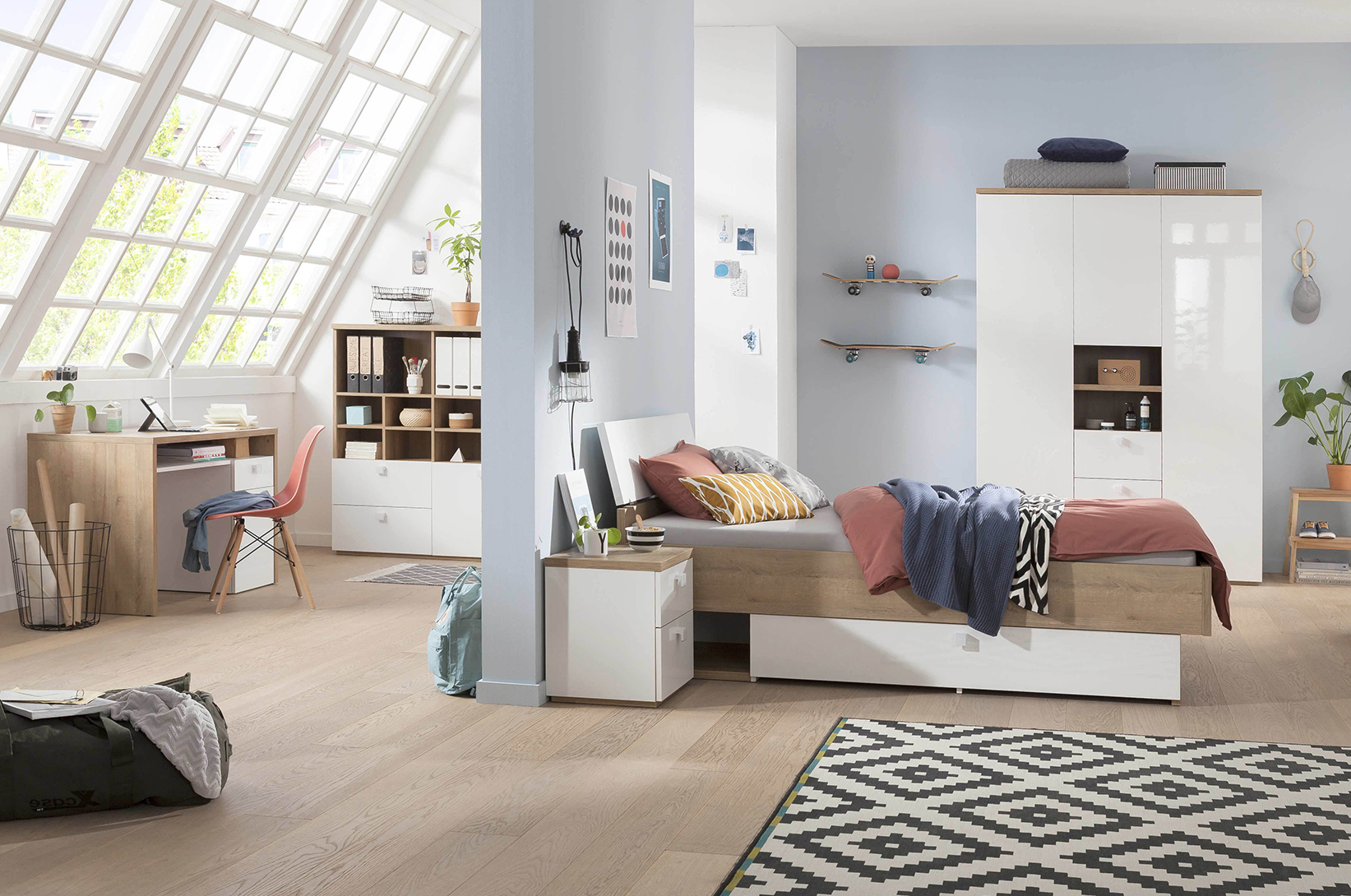 Písací stôl pod oknom. Ako ho začleniť do aranžmánu?