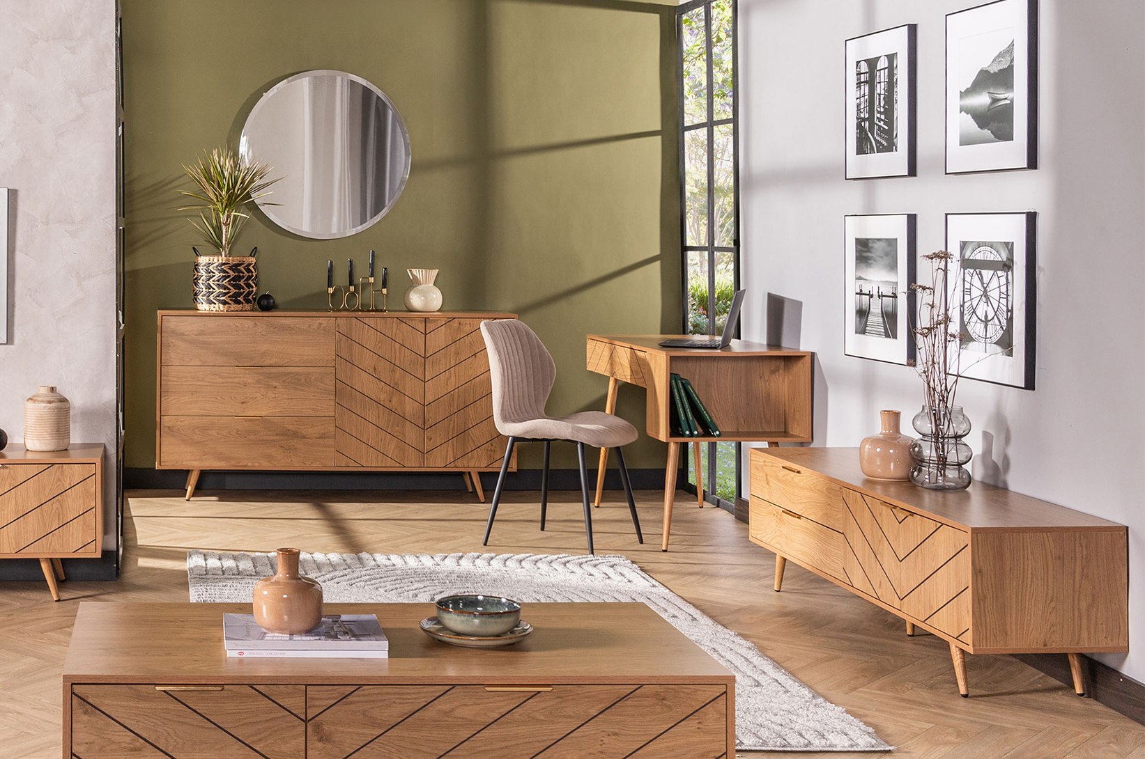 Písací stôl pod oknom. Ako ho začleniť do aranžmánu?