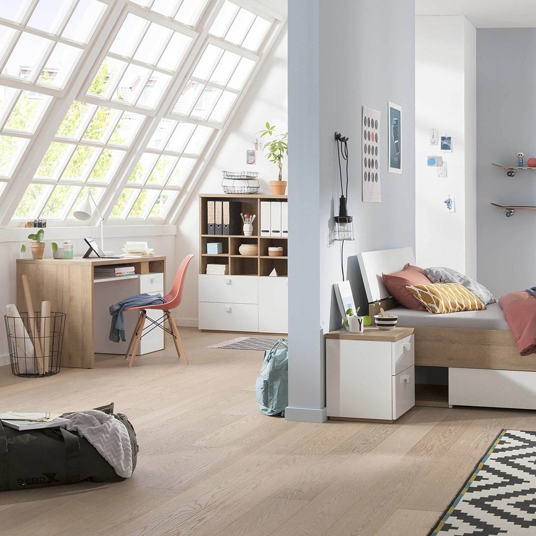 Písací stôl pod oknom. Ako ho začleniť do aranžmánu?