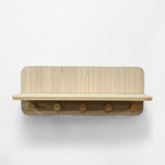 Nástenná polica v odtieni svetlého dreva