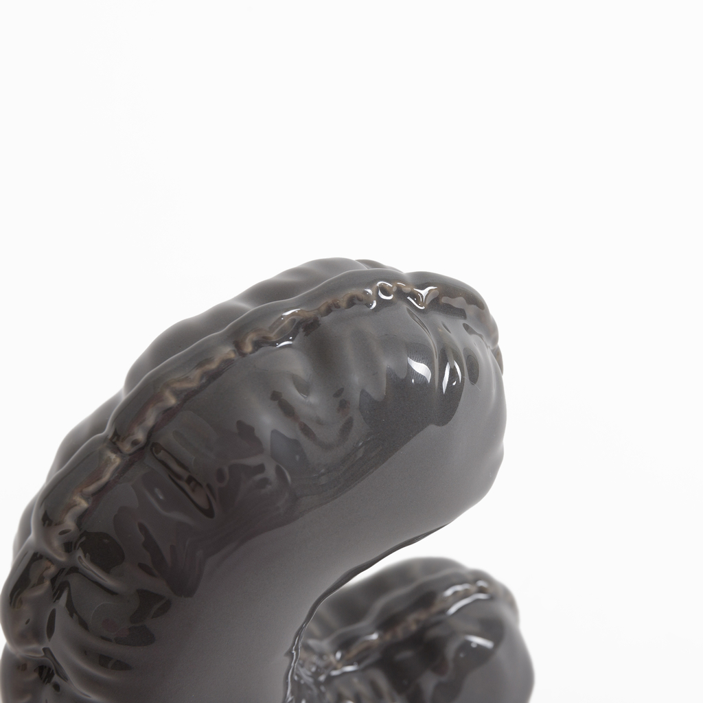 Dekoratívna figúrka PÍSMENO C sivá