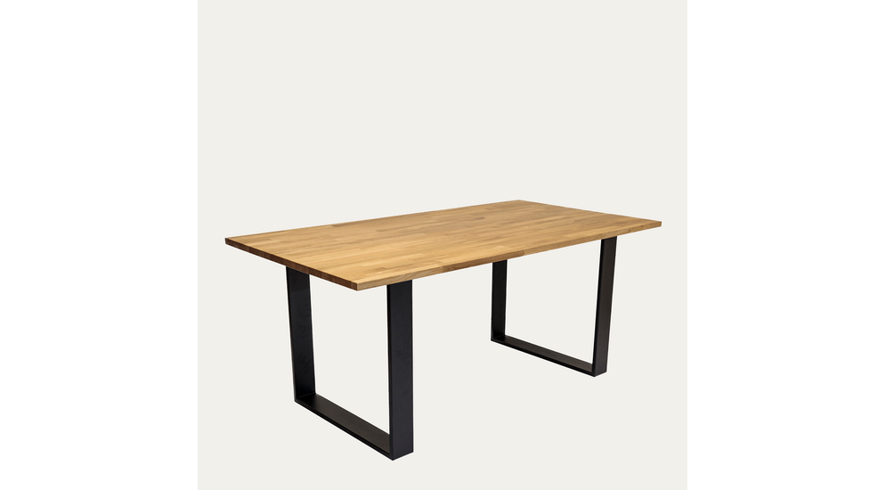 Stół drewniany na czarnych stalowych nogach