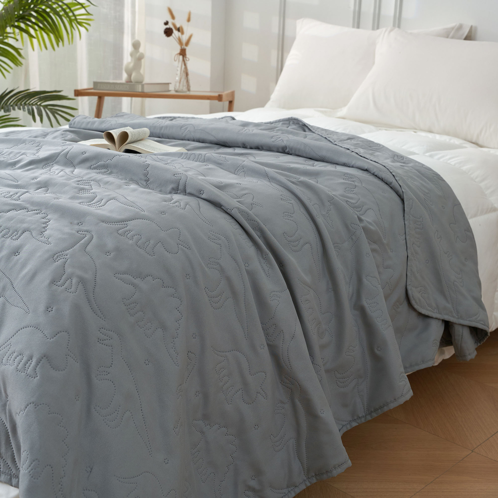 Prehoz na posteľ vo svetlosivej farbe DABU DINO 140x200 cm