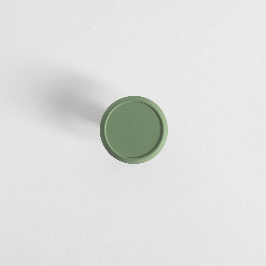 Zielony uchwyt meblowy AGU09 o kształcie poręcznej gałki to idealne wykończenie mebli w pokoju dziecięcym. Domyślnie przeznaczony dla kolekcji KIDDON posiada idealnie okrągły kształt o średnicy 3,9 cm.