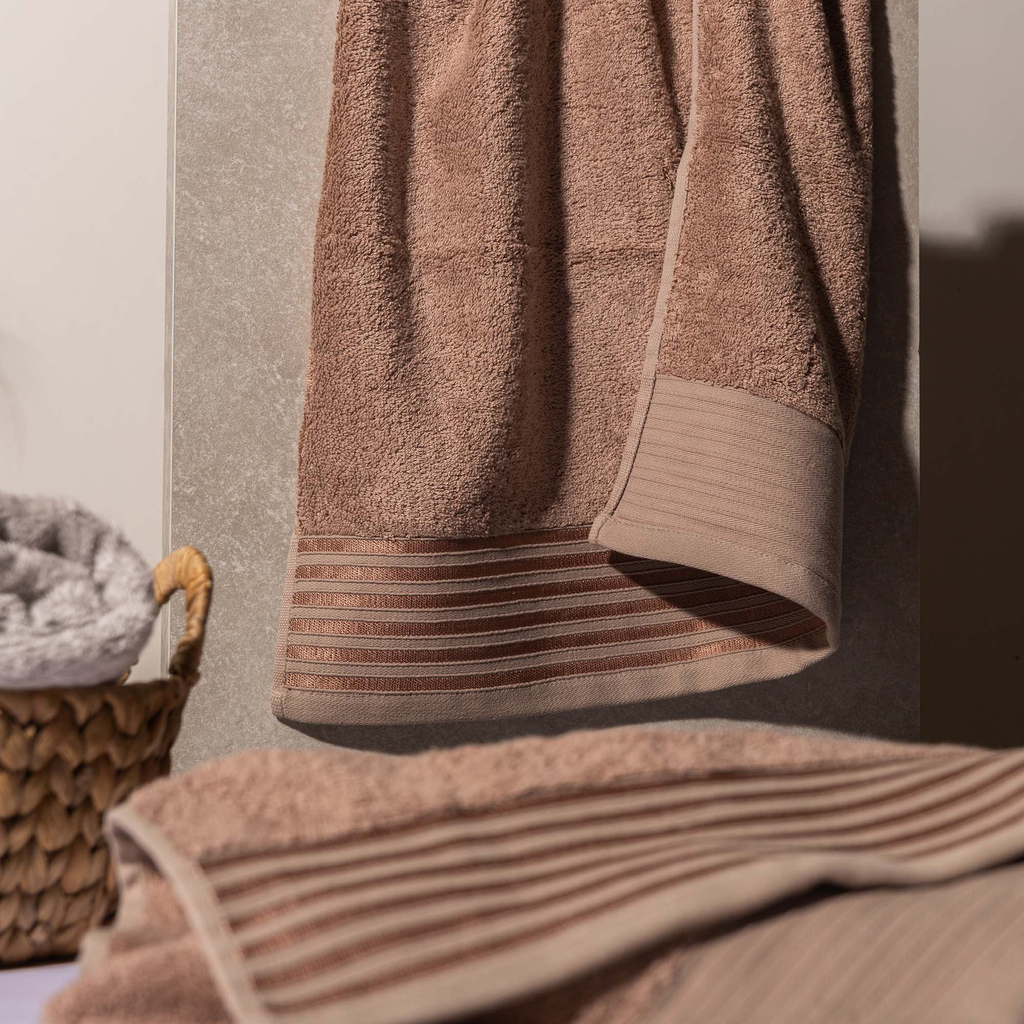 Kúpeľňový uterák vo farbe taupe VELA 70x140 cm