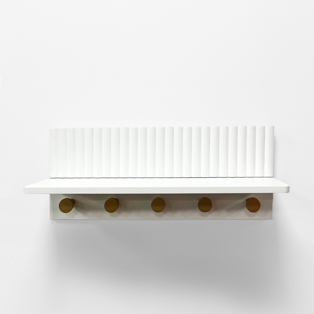 Nástenná polica v bielej a zlatej farbe