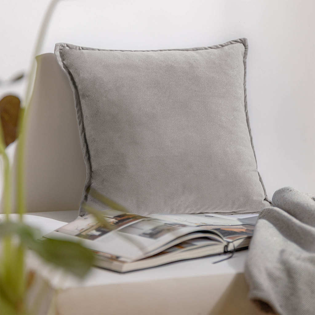 Svetlosivá obliečka na vankúš GIGI 45x45 cm