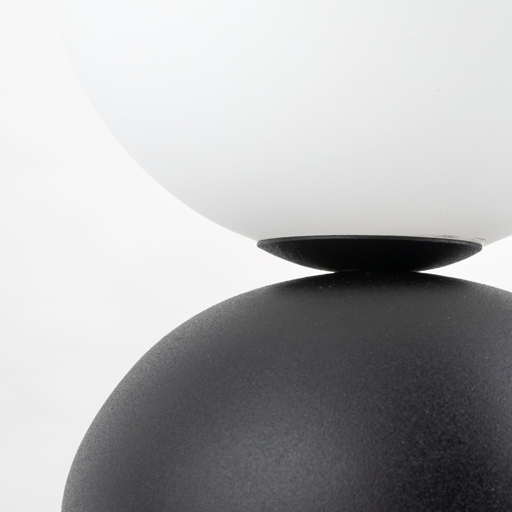 Stolná lampa s guľovým tienidlom a čiernym podstavcom MIKI