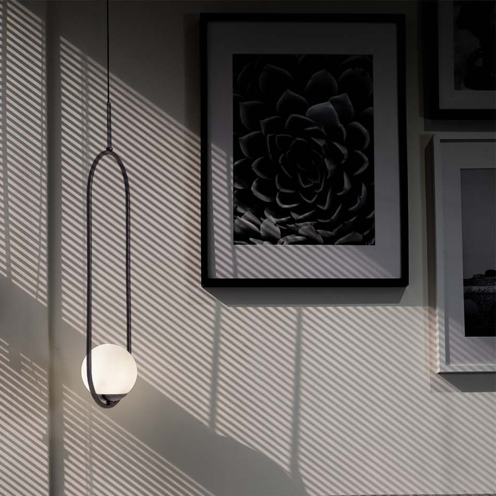 Atutem lampy jest oryginalny design podkreślony przez kontrastowe zestawienie bieli klosza z matową czernią oprawy.
