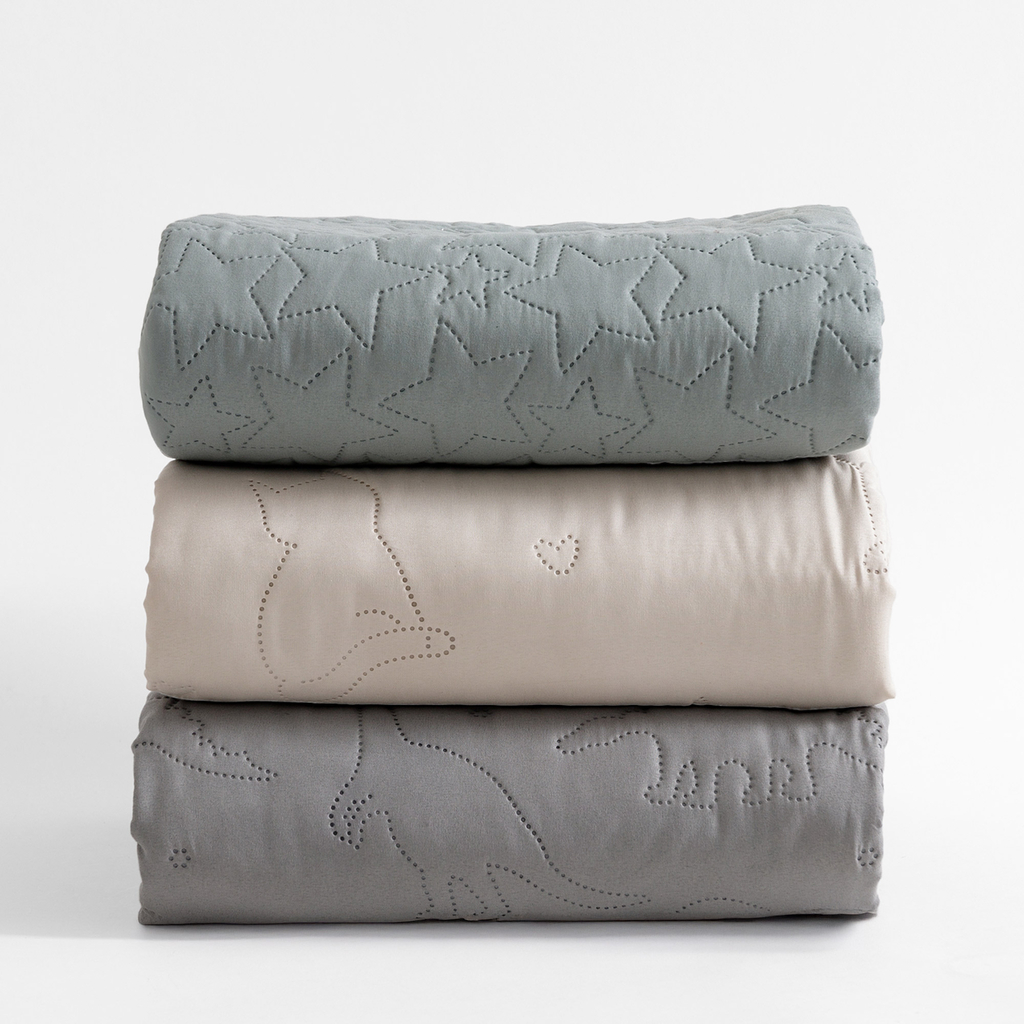 Prehoz na posteľ vo svetlosivej farbe DABU DINO 140x200 cm