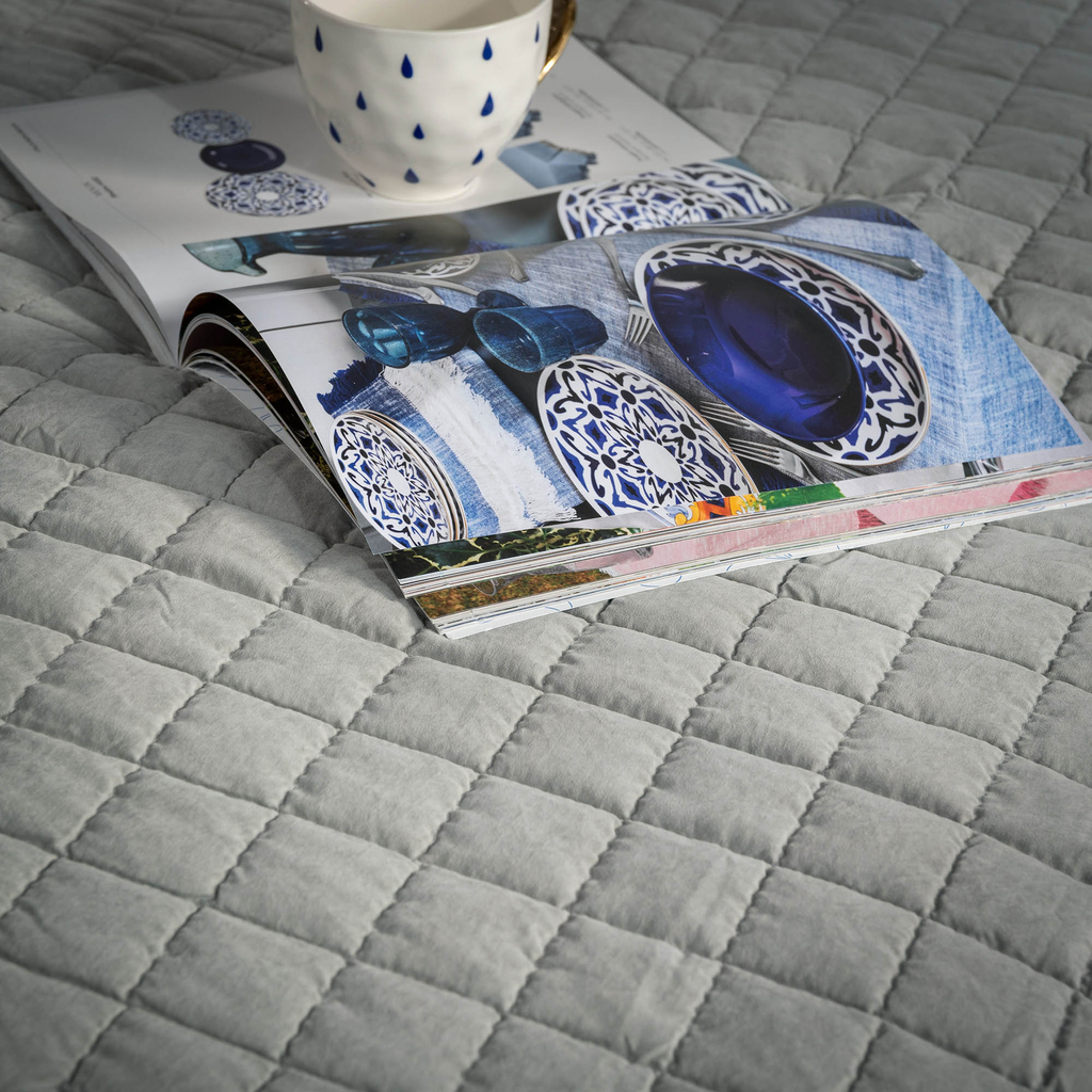 Prehoz na posteľ v tmavosivej farbe GISELLE 200x220 cm