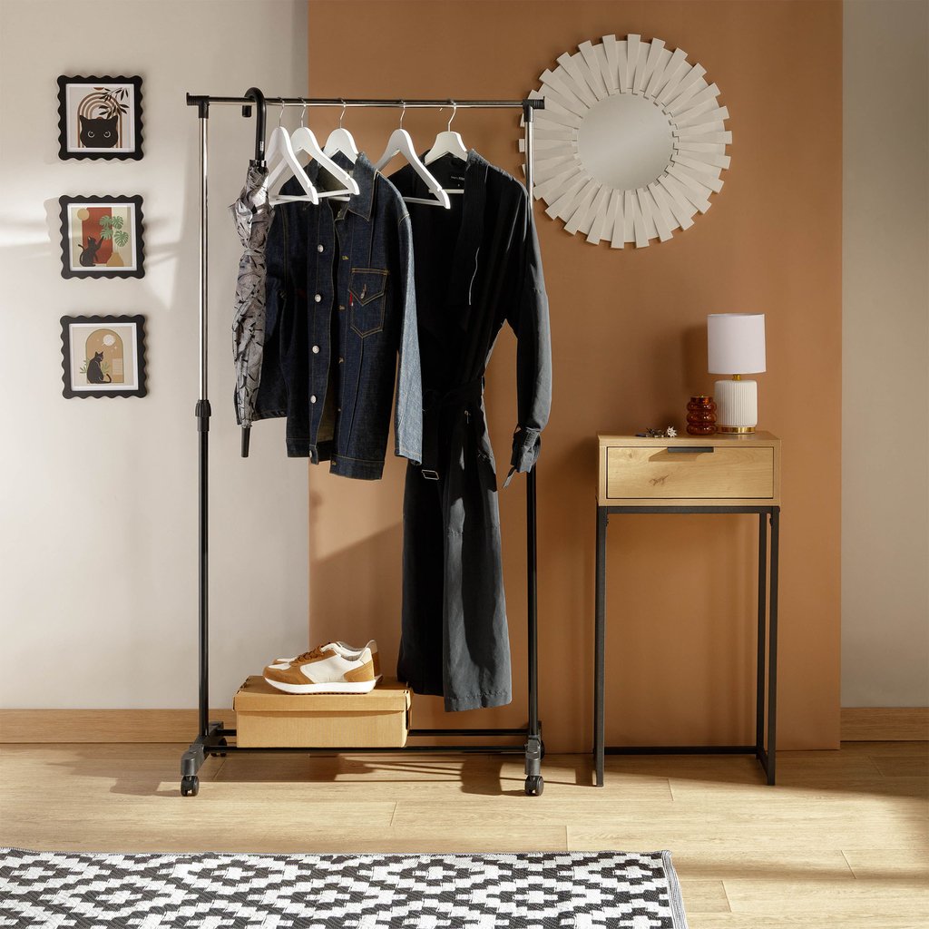 Samostatný vešiak na kolieskach