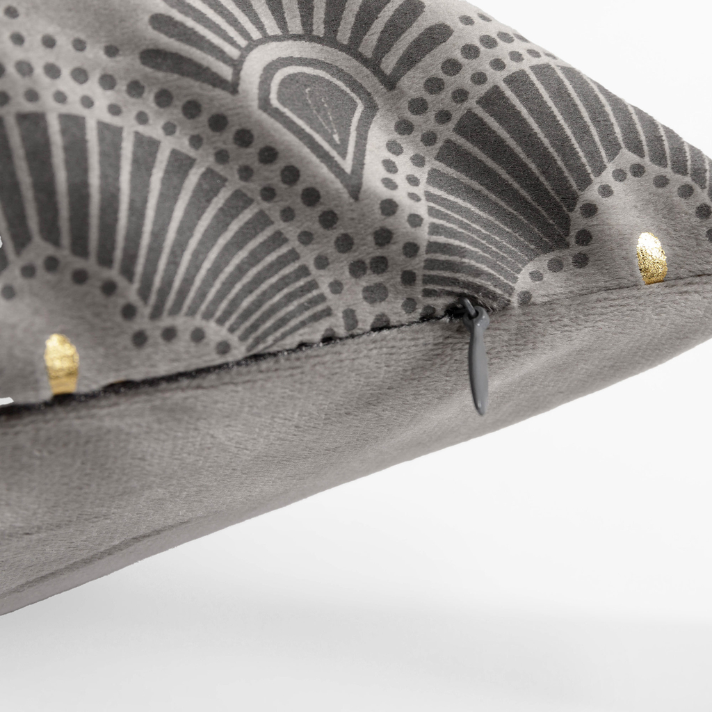 Velúrová obliečka na vankúš v sivej farbe CASSIA 45x45 cm