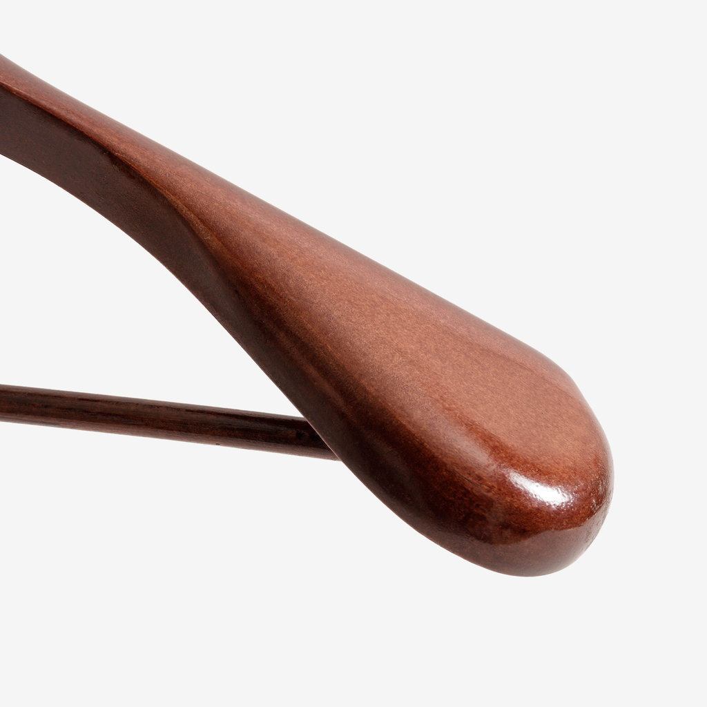 Drevený vešiak s rozšírenými ramenami v hnedej farbe