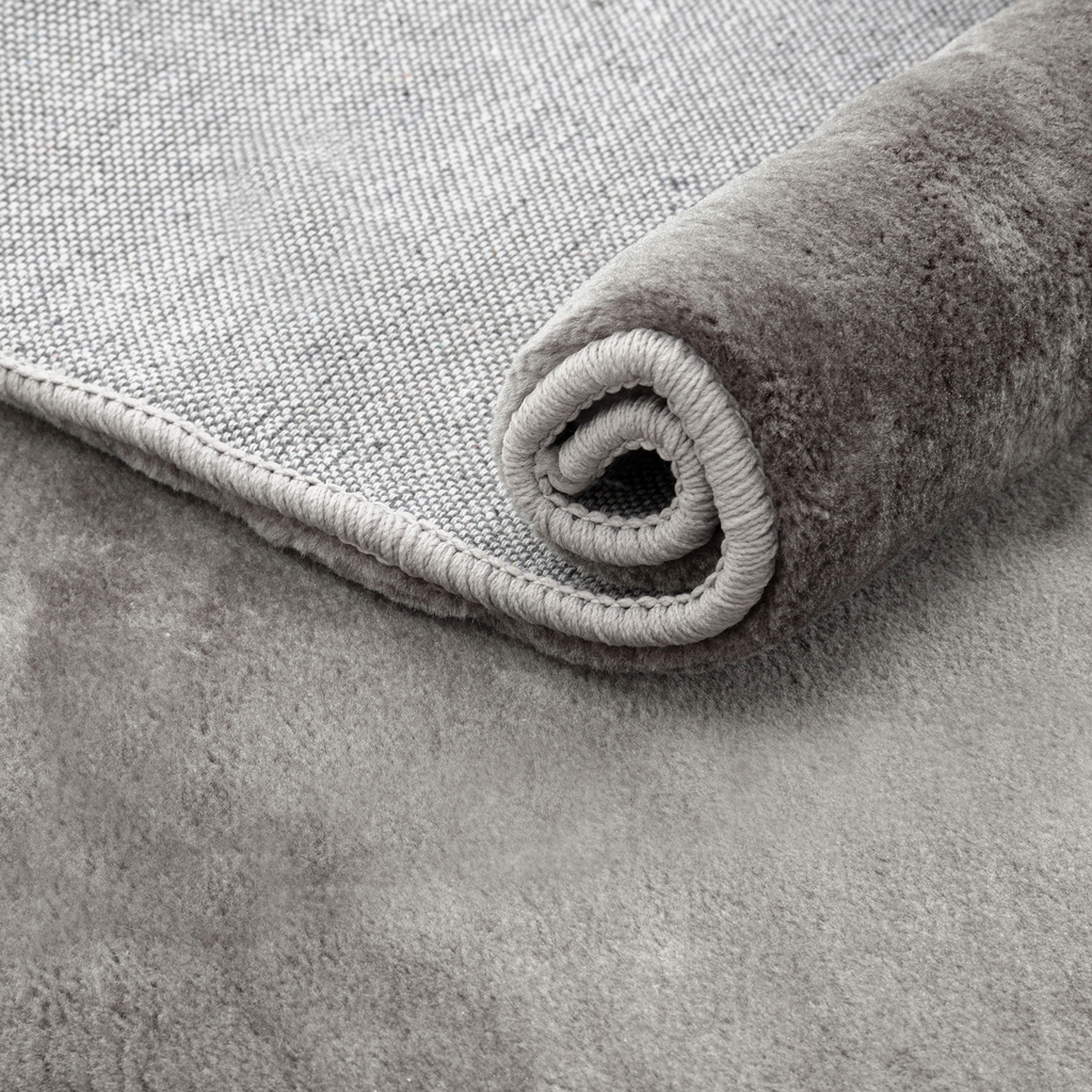 Koberec imitujúci kožušinu striebristý PLUSH 60x110 cm