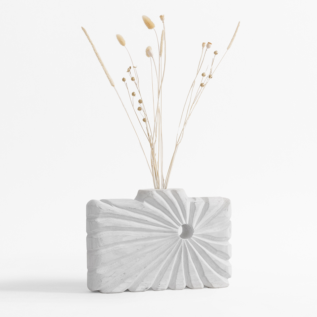 Drážkovaná váza v bielej farbe 18 cm