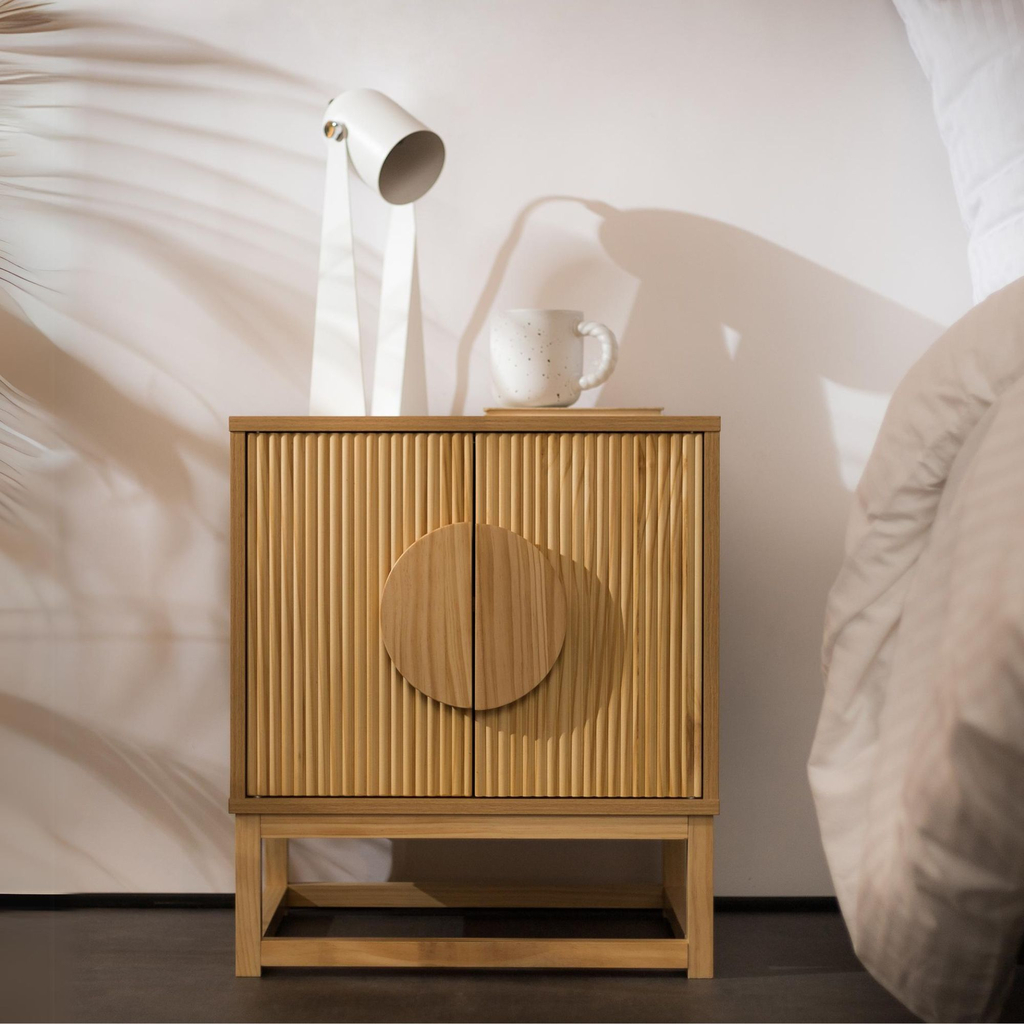 Nočný stolík TIRON s ryhovaním