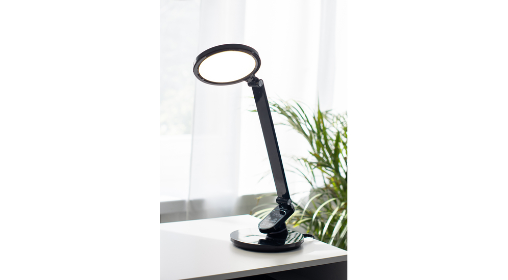 Lampa biurkowa ARTIS to modne i nowoczesne oświetlenie, idealne dla Twojego biura lub domowego gabinetu. Regulowane ramię i głowica pozwolą na płynne dopasowanie do twojego wzrostu i postawy przy biurku.