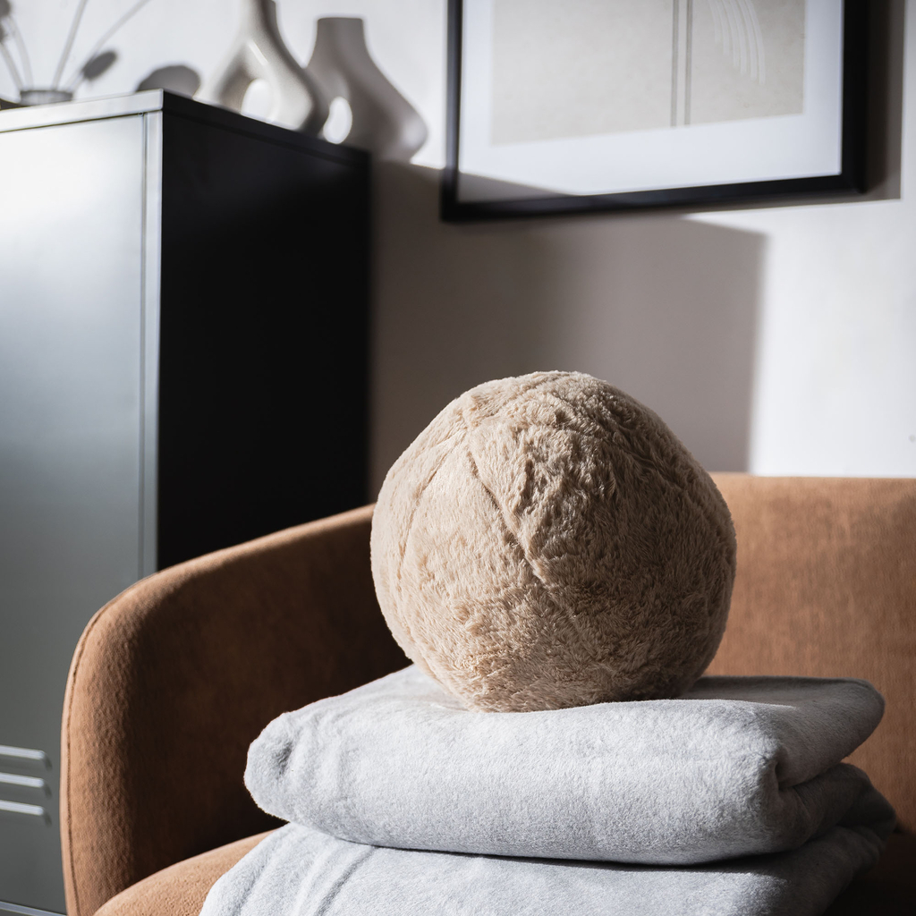 Béžový dekoratívny vankúš guľa GLOBE 27 cm