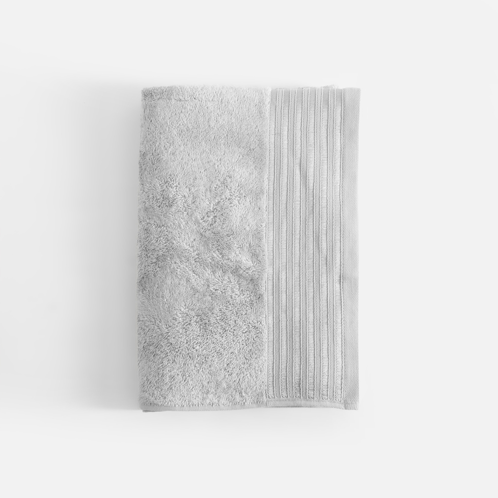 Kúpeľňový uterák v striebornej farbe VELA 70x140 cm