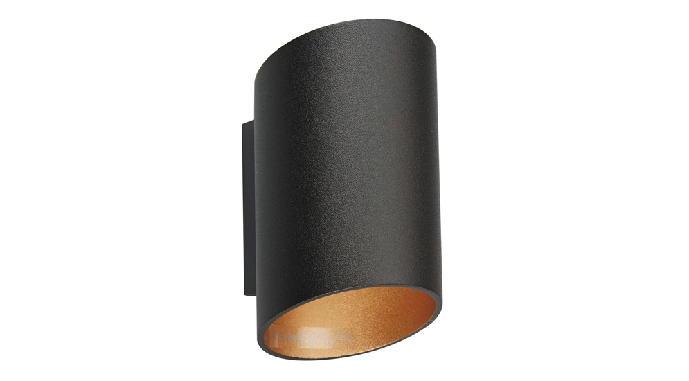 Kinkiet SLICE to lampa, która najlepiej prezentuje się w jako dopełnienie aranżacji świetlnej. Elegancka czerń w matowym odcieniu z efektem ziaren piasku na całej powierzchni obudowy stanowi dodatkowy walor ozdobny.