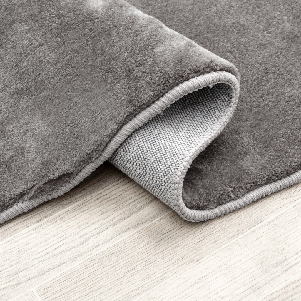 Koberec imitujúci kožušinu striebristý PLUSH 60x110 cm