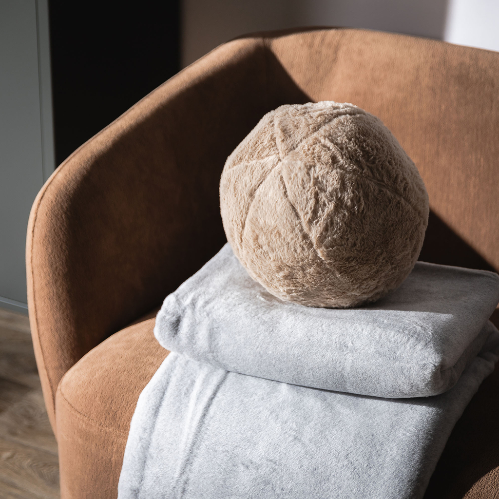 Béžový dekoratívny vankúš guľa GLOBE 27 cm