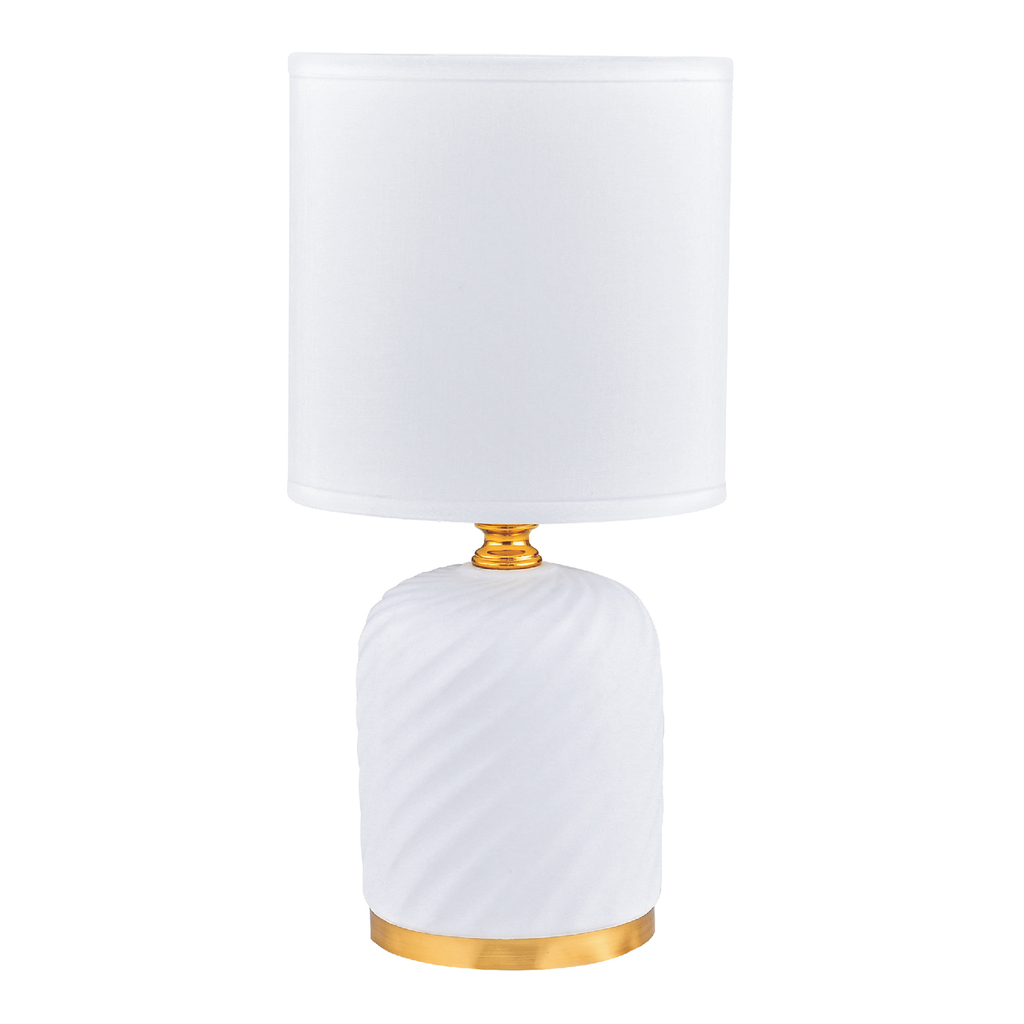 Lampa stołowa o ceramicznej podstawie ze złotym dekorem, zwieńczona białym abażurem.