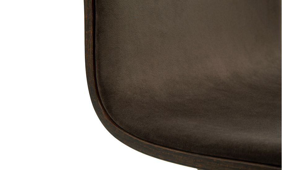Krzesło z welurową tapicerką VINGE na metalowych nogach do nowoczesnego wnętrza, zbliżenie.