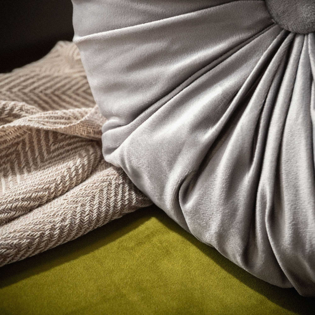 Dekoratívny okrúhly vankúš SELMA svetlosivý 40 cm