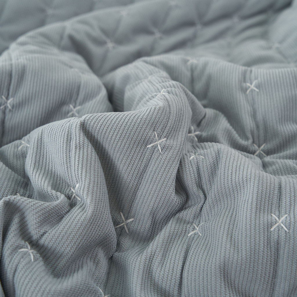 Svetlosivý prehoz na posteľ LOVELY 220x200 cm