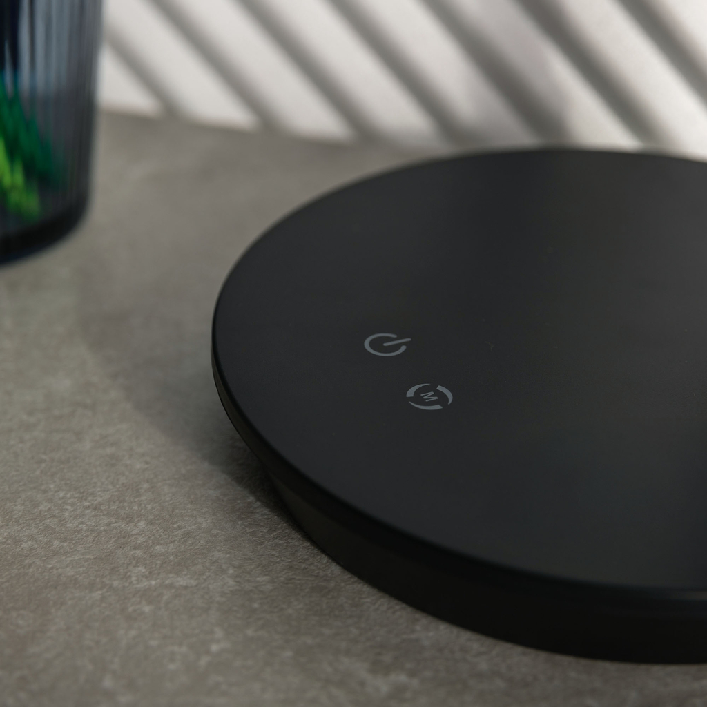 Stolná LED lampa s okrúhlou základňou čierna