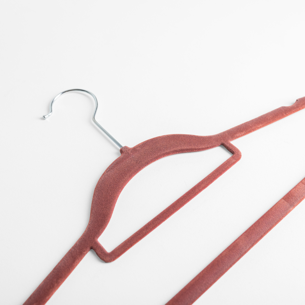 Zamatový tmavoružový vešiak VELVET, sada 5 ks