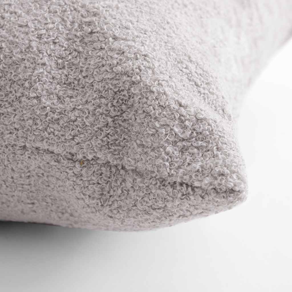 Dekoračný vankúš vo svetlosivej farbe BOUCLE 45x45 cm