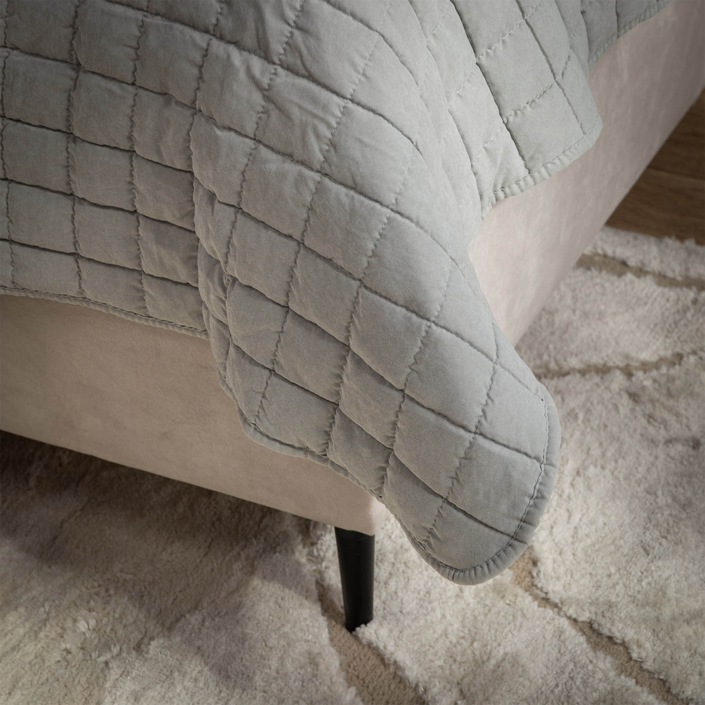 Prehoz na posteľ v tmavosivej farbe GISELLE 180x200 cm