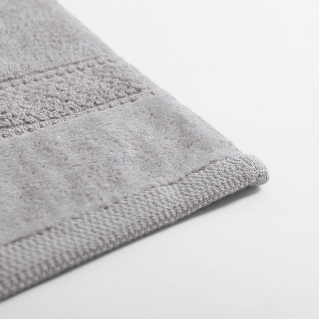 Bavlnený uterák na ruky vo svetlosivej farbe MARIO 30x50 cm