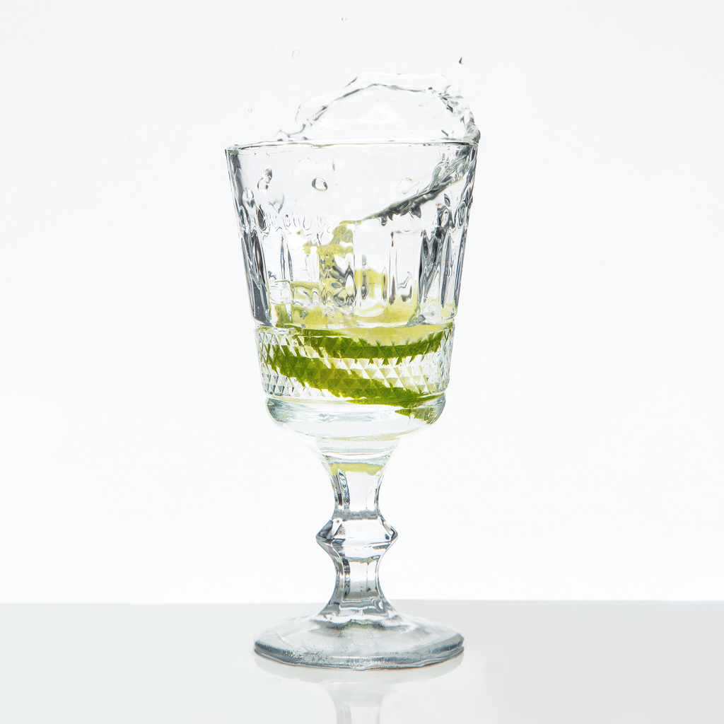 Sklenený pohár na elegantnej nohe 230 ml