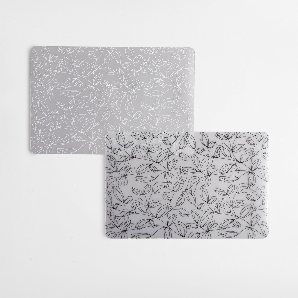 Prestieranie na stôls čiernym kvetinovým vzorom 43,5x28,5 cm