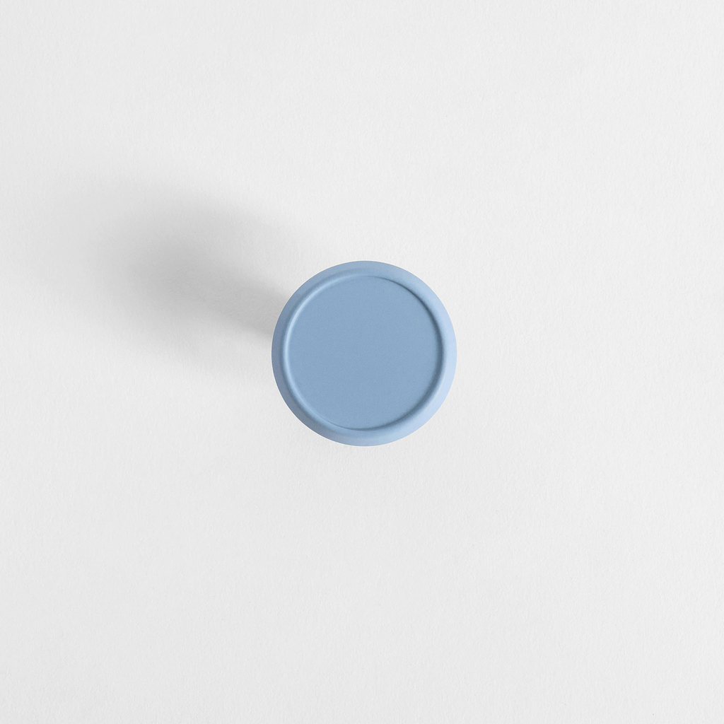 Niebieski uchwyt meblowy AGU09 o kształcie poręcznej gałki to idealne wykończenie mebli w pokoju dziecięcym. Domyślnie przeznaczony dla kolekcji KIDDON posiada idealnie okrągły kształt o średnicy 3,9 cm.