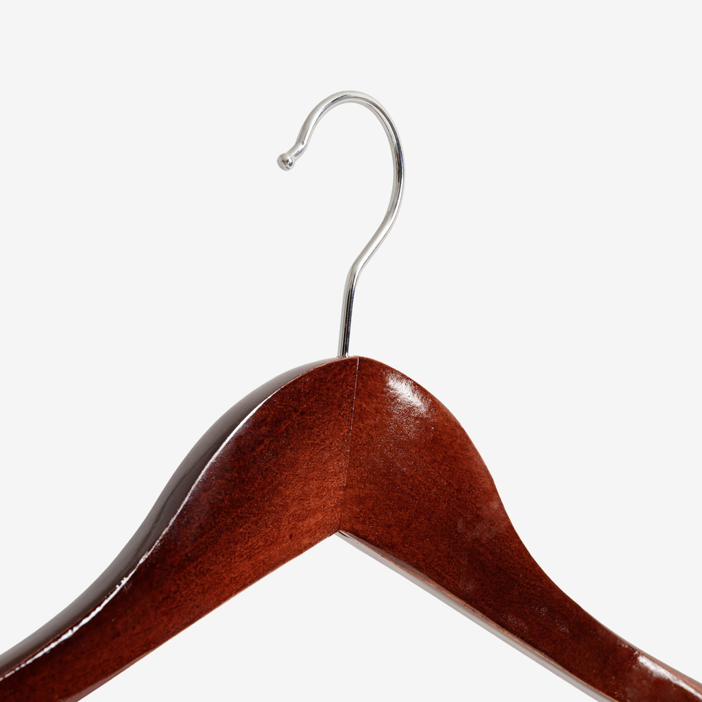 Drevený vešiak s rozšírenými ramenami v hnedej farbe