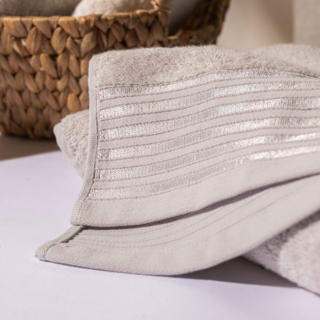 Uterák na ruky v striebornej farbe VELA 50x90 cm