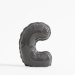Dekoratívna figúrka PÍSMENO C sivá