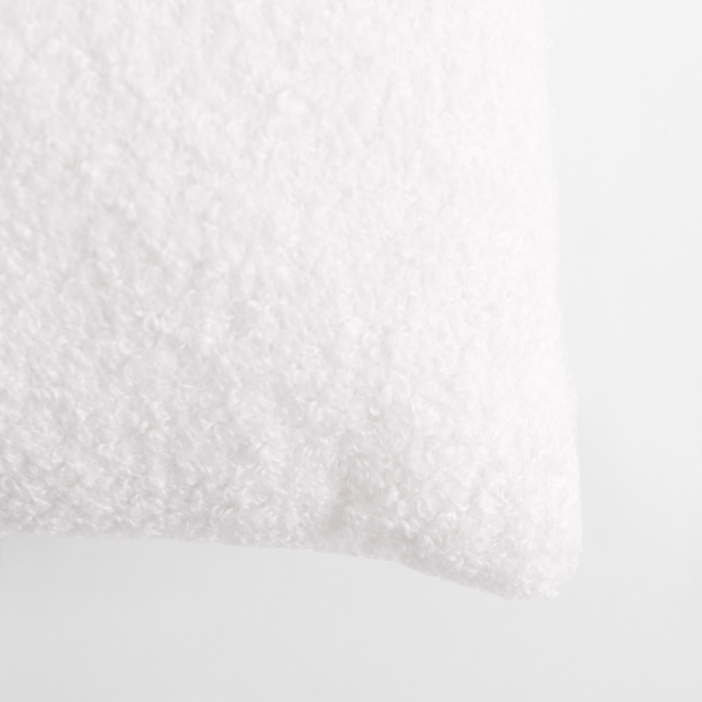Dekoračný vankúš v snehobielej farbe BOUCLE 45x45 cm