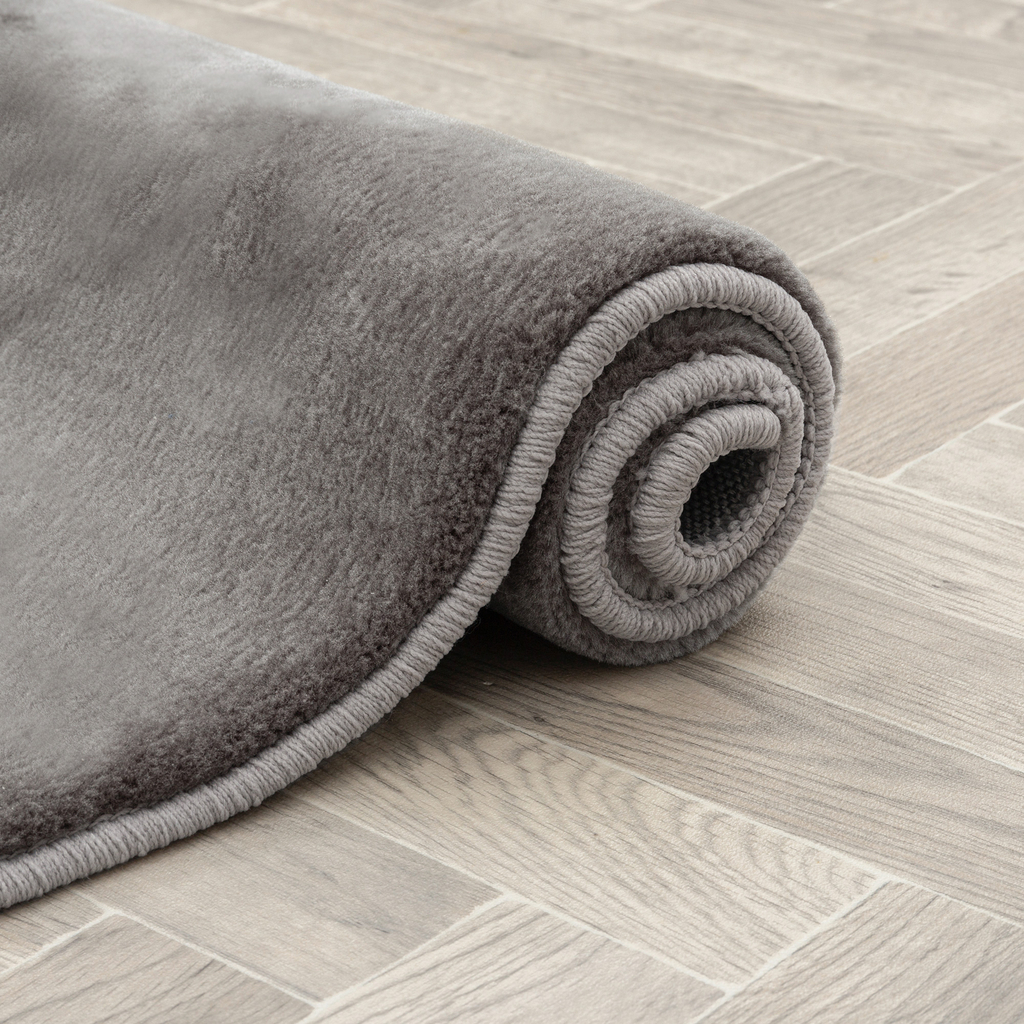 Koberec imitujúci kožušinu striebristý PLUSH 60x110 cm