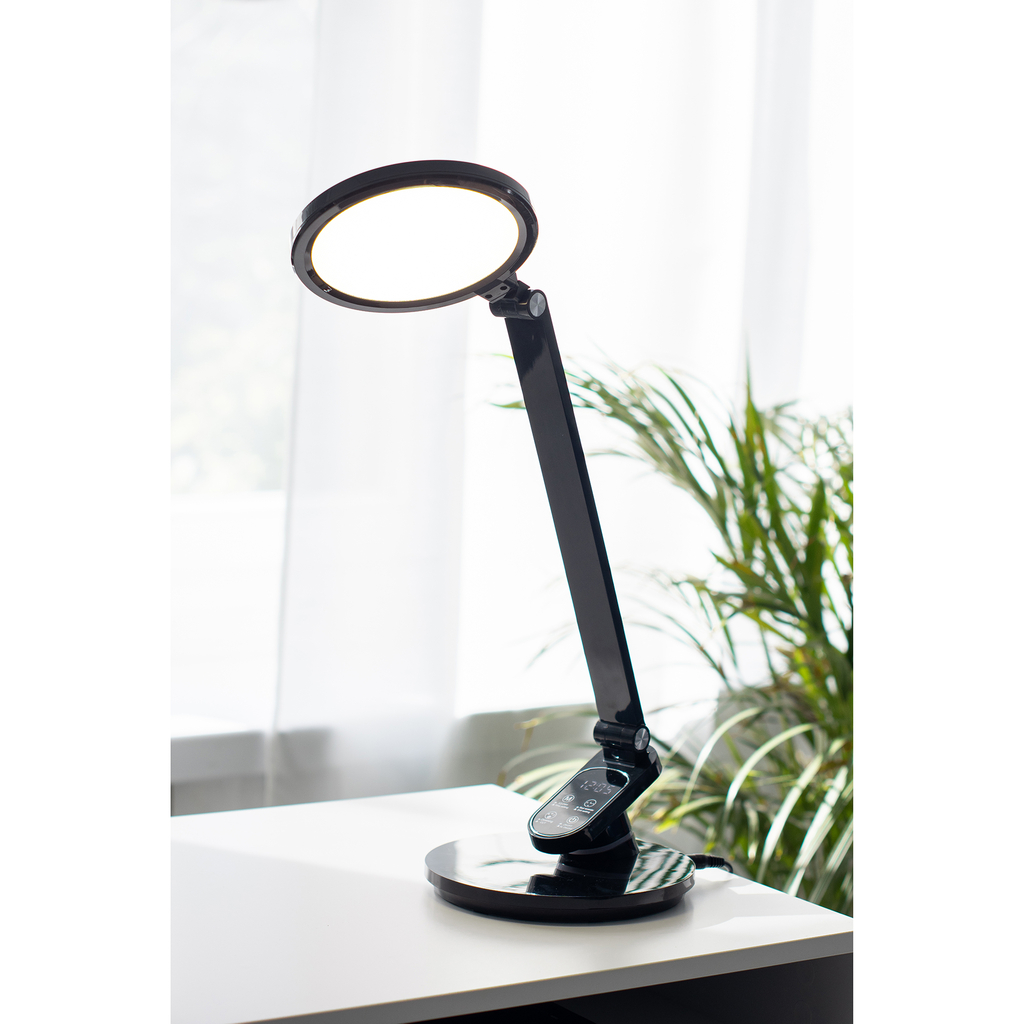 Lampa biurkowa ARTIS to modne i nowoczesne oświetlenie, idealne dla Twojego biura lub domowego gabinetu. Regulowane ramię i głowica pozwolą na płynne dopasowanie do twojego wzrostu i postawy przy biurku.