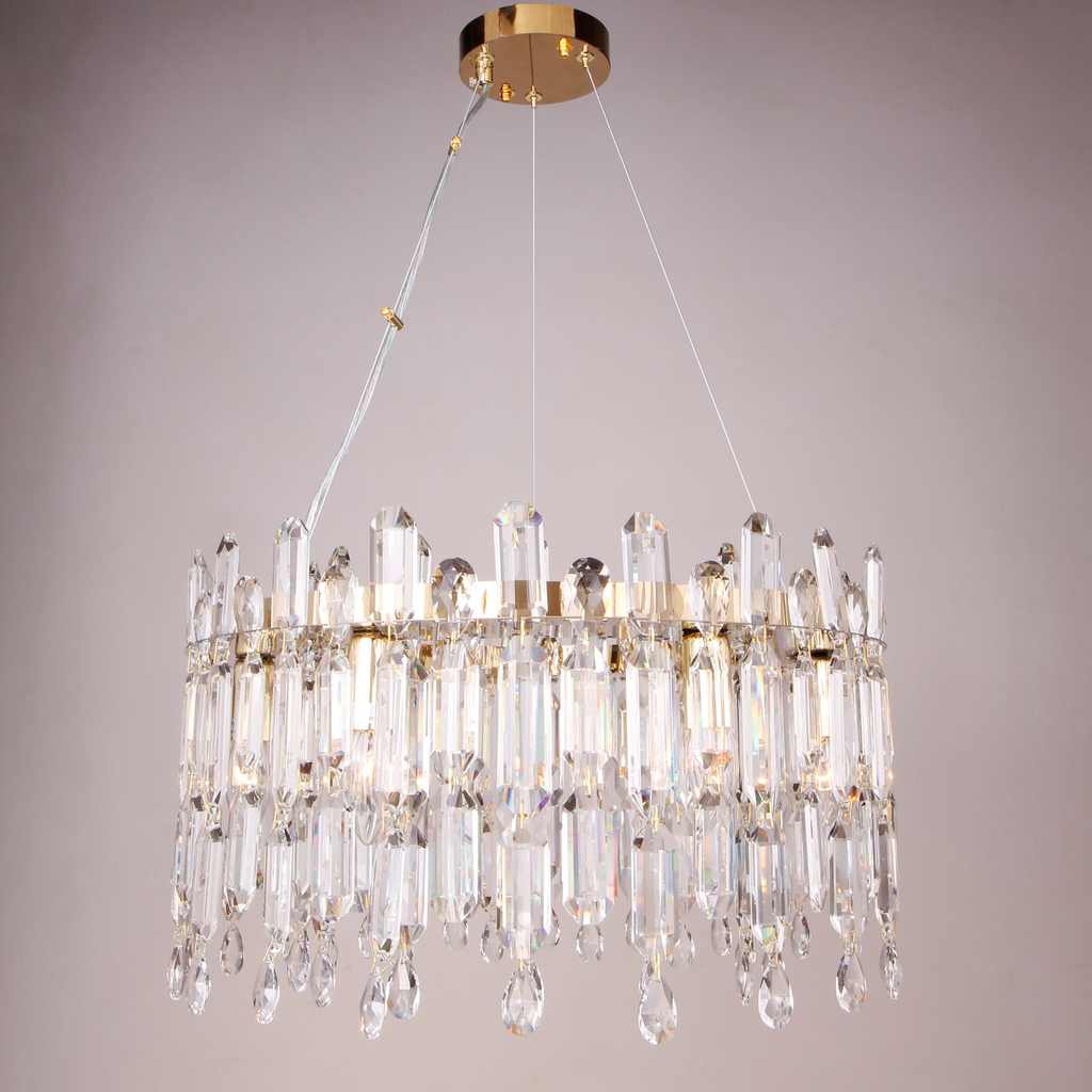CROWN to lampa sufitowa w stylu glamour o wykończeniu w kolorze złota ze szklanymi i akrylowymi ozdobami.