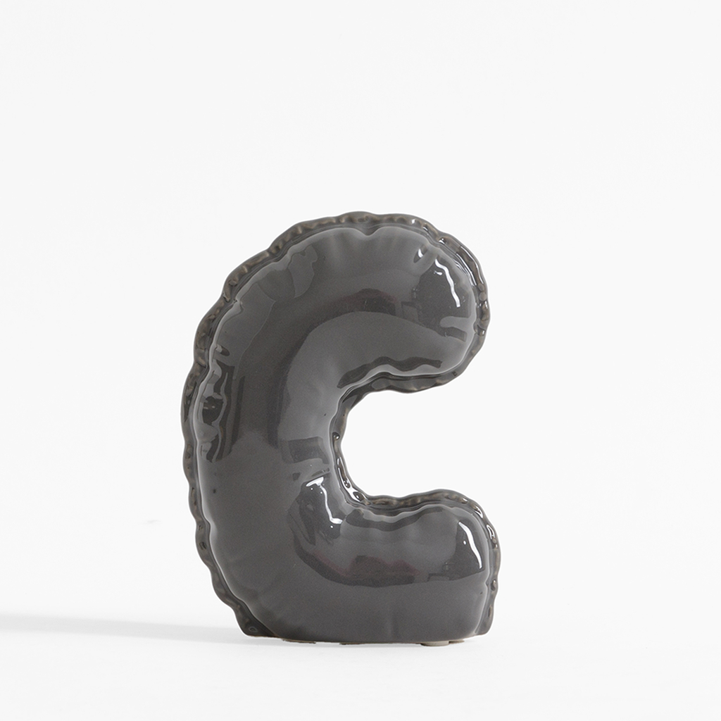 Dekoratívna figúrka PÍSMENO C sivá
